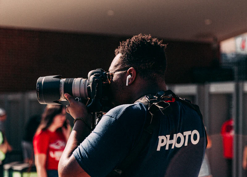 Photographe en train de cadrer avec son appareil